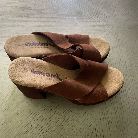 Brown Suede Mules with Crisscross Design - Picture 3 of 9